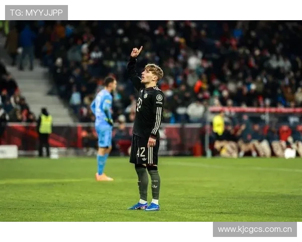 拜仁续约17岁天才梅孔-卡多佐