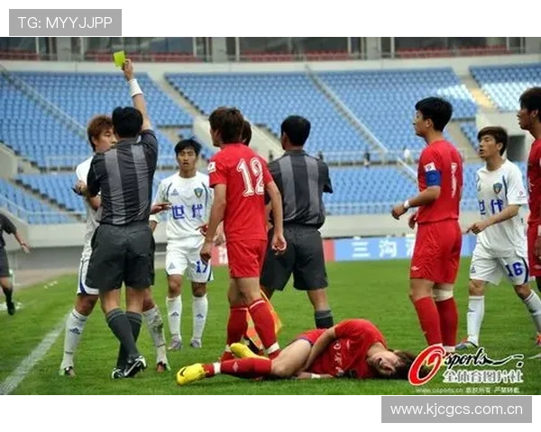 慎入！厄瓜多尔球员遭飞铲双骨折